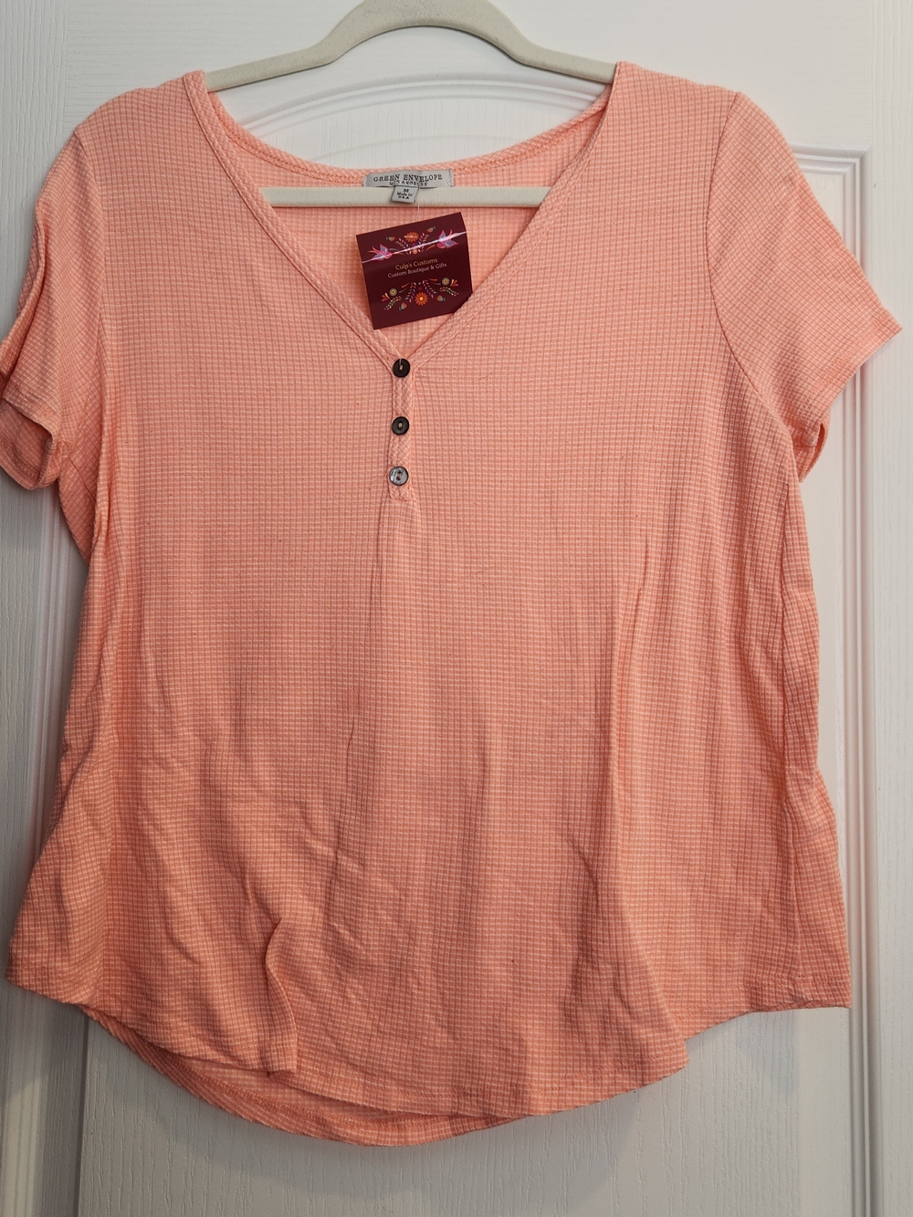 Green Envelope Peach Short Sleeve V-Neck Top with Button Placket M Euc